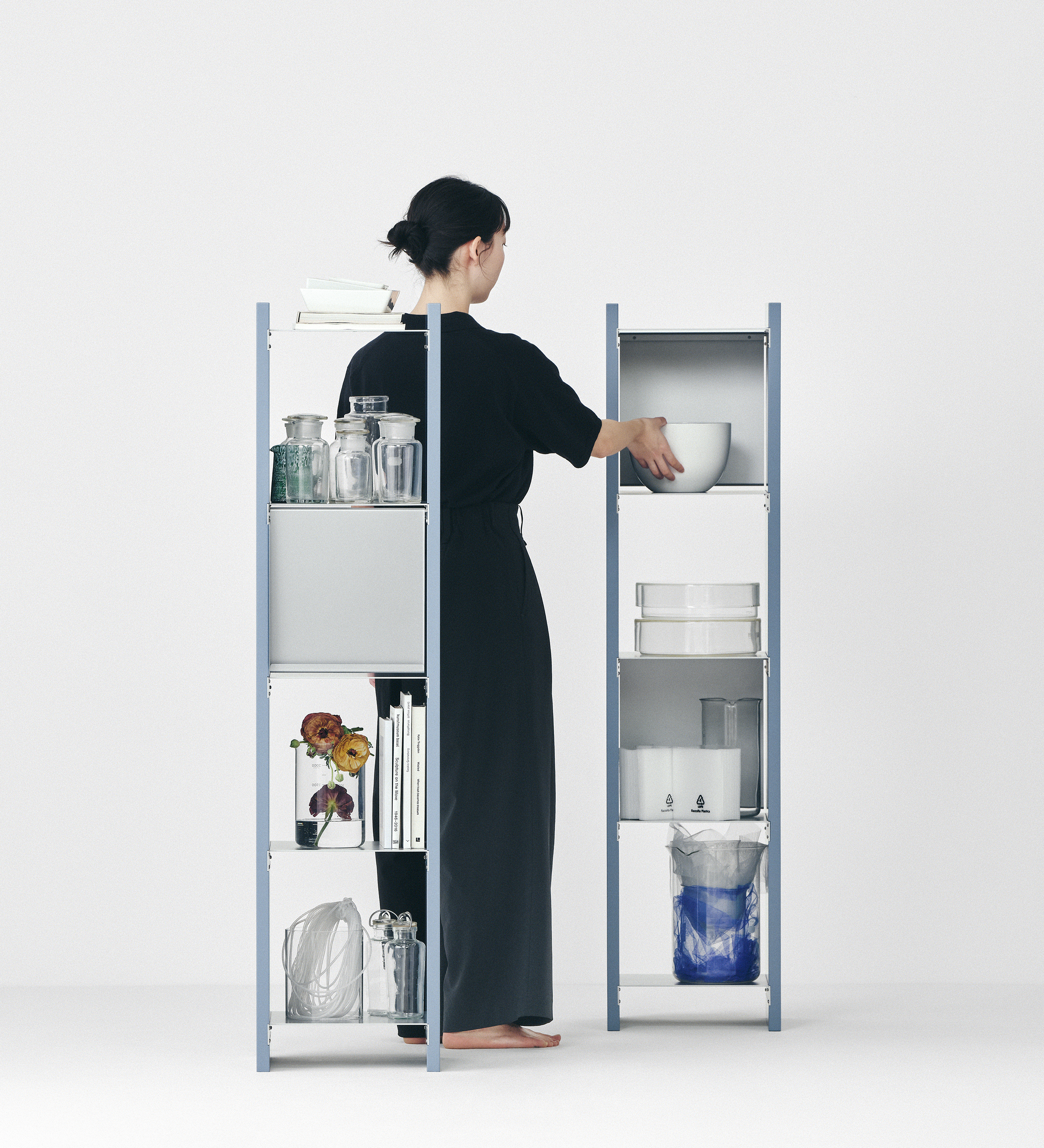 幅35cm × 高さ146.5cmのモジュラーシェルフ・可動棚｜ブルーグレー（薄いブルー）｜スリムな収納棚。飾り棚や本棚、キッチンラックとして