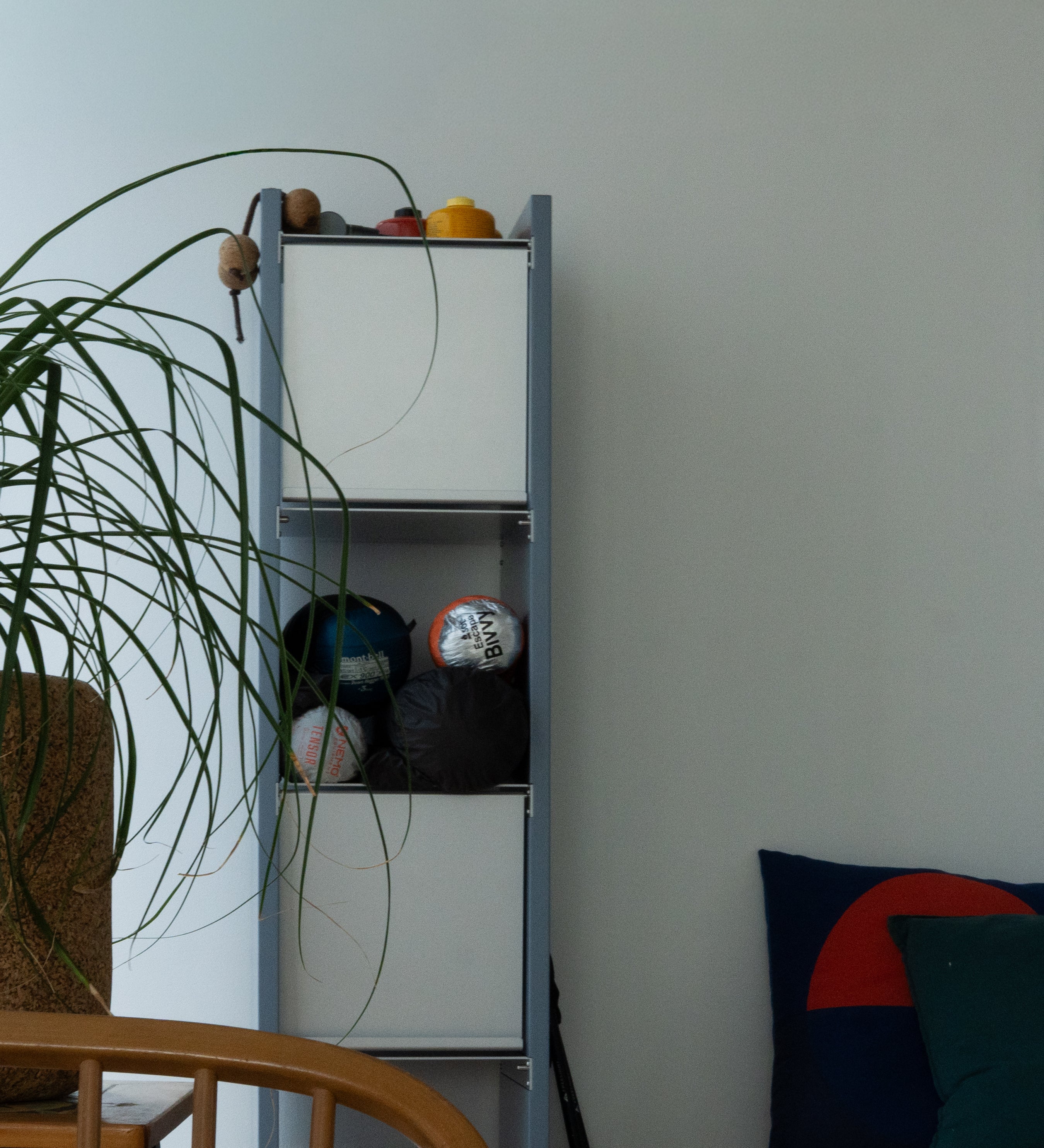 幅35cm × 高さ146.5cmのモジュラーシェルフ・可動棚｜ブルーグレー（薄いブルー）｜スリムな収納棚。飾り棚や本棚、キッチンラックとして