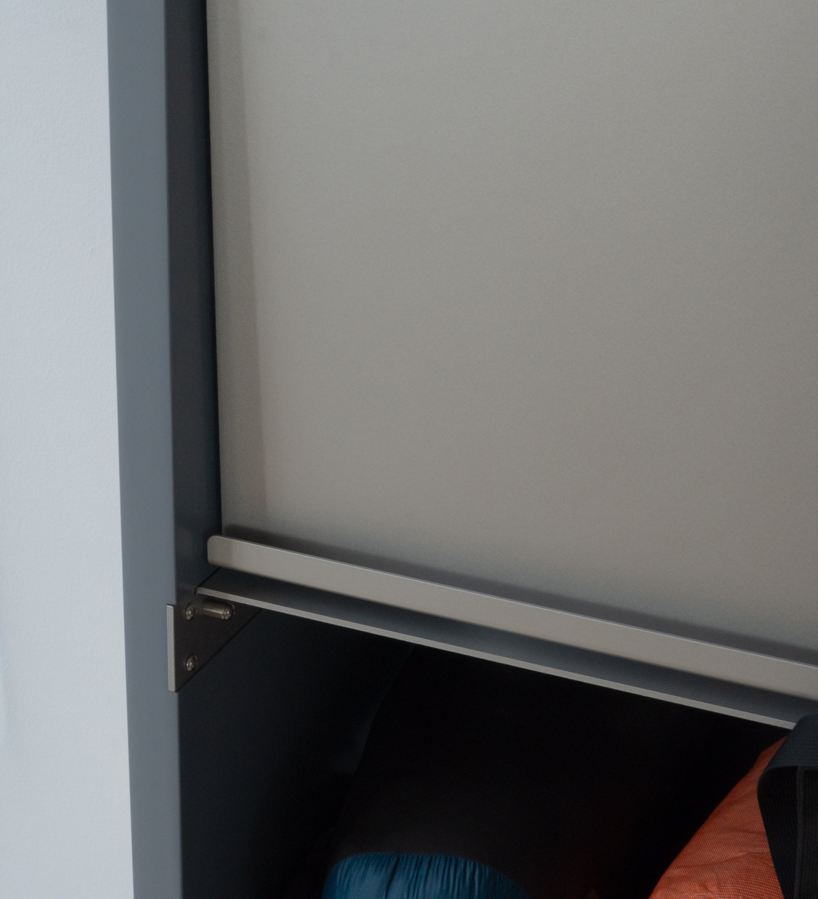 幅35cm × 高さ146.5cmのモジュラーシェルフ・可動棚｜ブルーグレー（薄いブルー）｜スリムな収納棚。飾り棚や本棚、キッチンラックとして