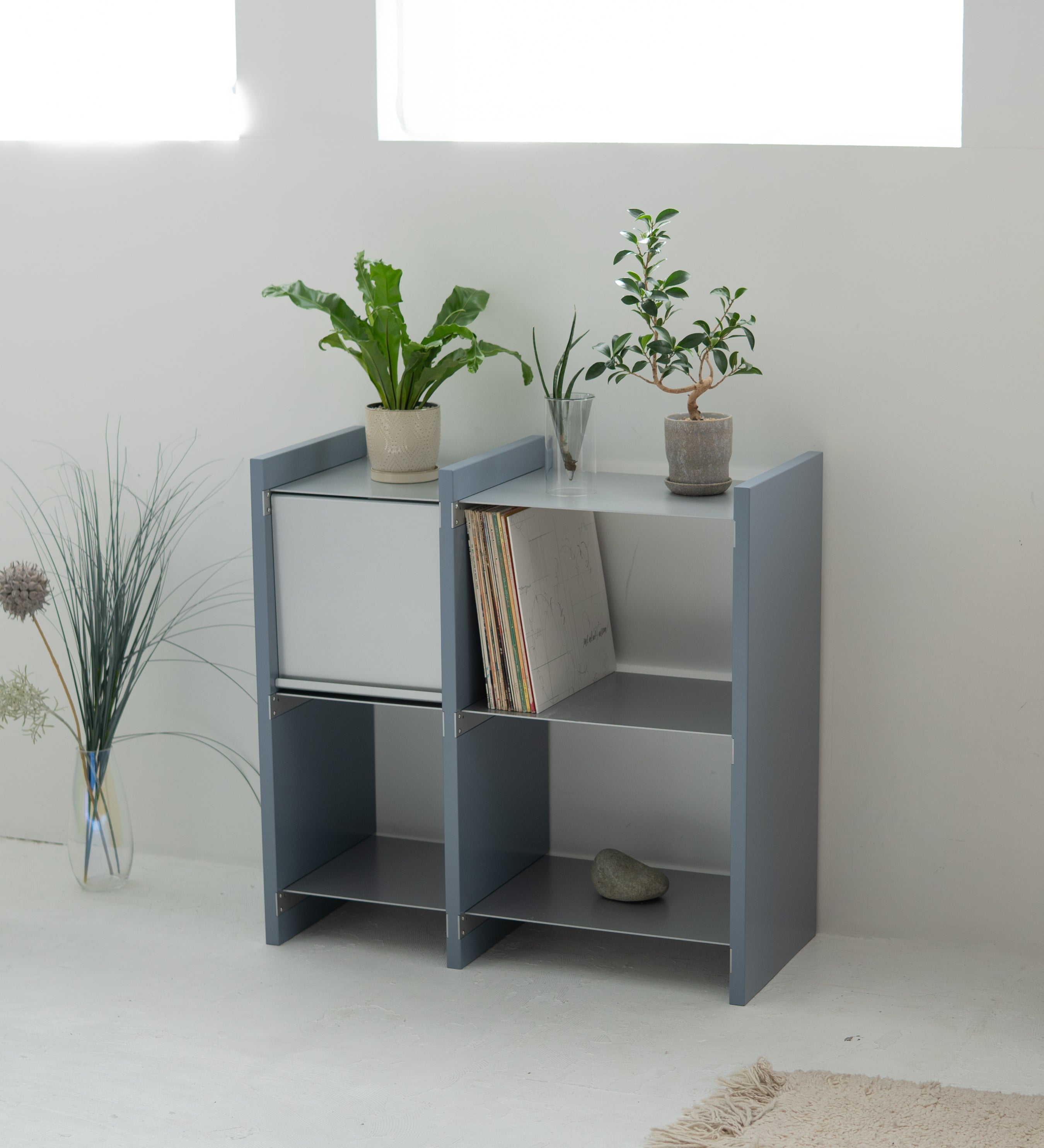 幅82.5cm × 高さ80cmのモジュラーシェルフ・可動棚｜ブルーグレー（薄いブルー）｜幅30cm＋幅45cmの組み合わせ。サイドボードや仕切り棚に