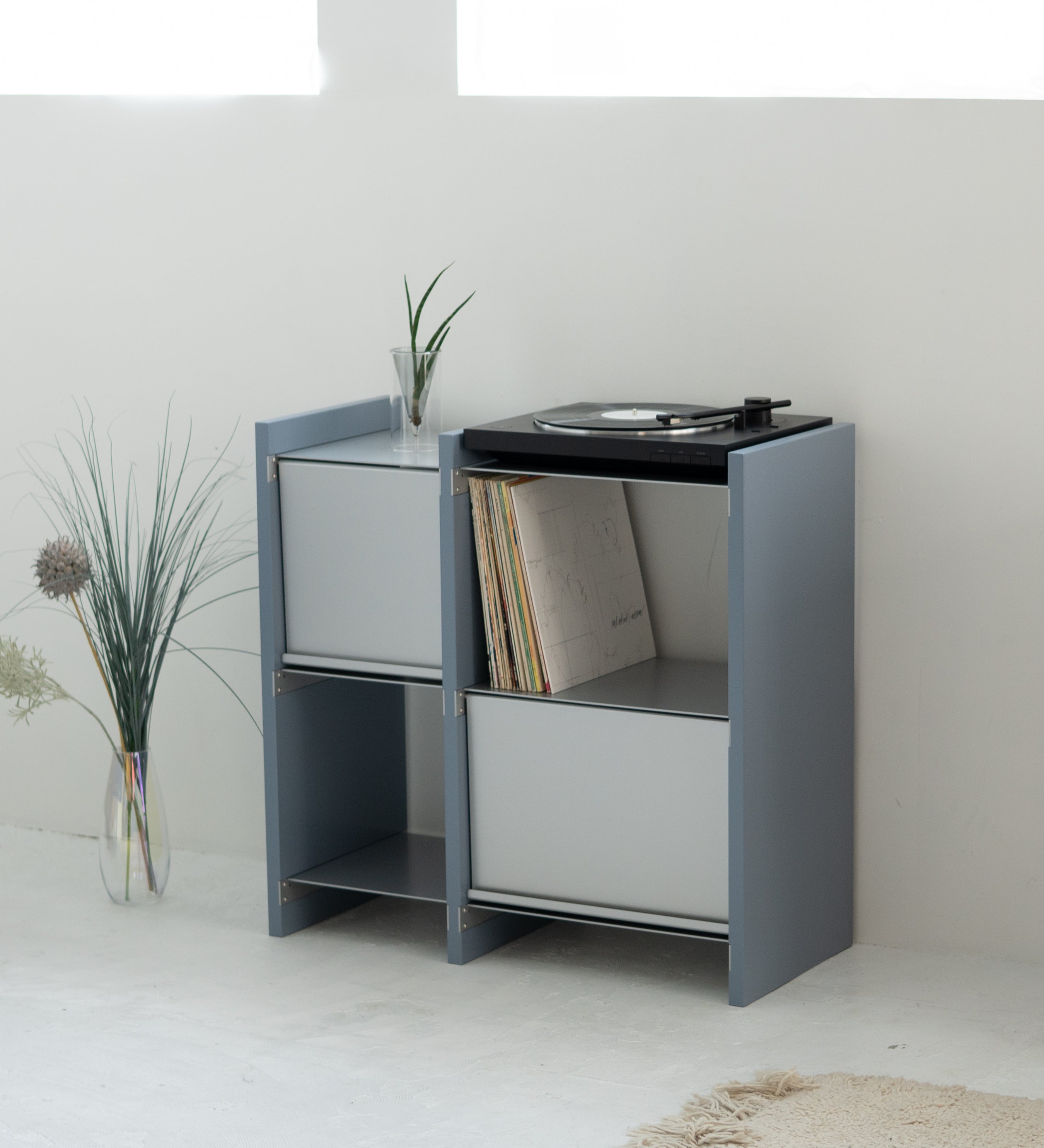 幅82.5cm × 高さ80cmのモジュラーシェルフ・可動棚｜ブルーグレー（薄いブルー）｜幅30cm＋幅45cmの組み合わせ。サイドボードや仕切り棚に