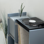 幅82.5cm × 高さ80cmのモジュラーシェルフ・可動棚｜ブルーグレー（薄いブルー）｜幅30cm＋幅45cmの組み合わせ。サイドボードや仕切り棚に