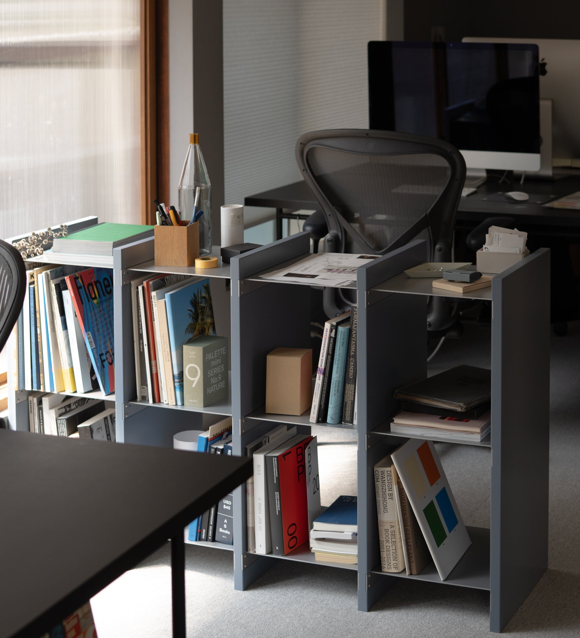 幅132.5cm × 高さ80cmのモジュラーシェルフ・可動棚｜ブルーグレー（薄いブルー）｜仕切り棚やキッチンボード、両面キャビネット、店舗什器に