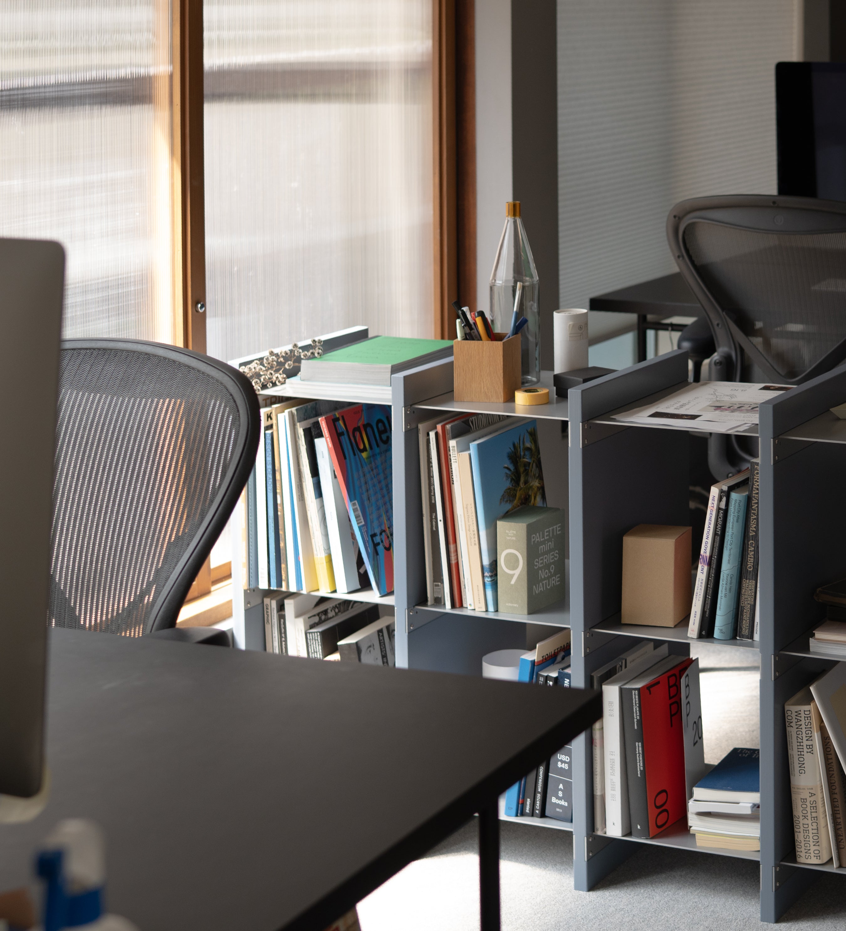 幅132.5cm × 高さ80cmのモジュラーシェルフ・可動棚｜ブルーグレー（薄いブルー）｜仕切り棚やキッチンボード、両面キャビネット、店舗什器に