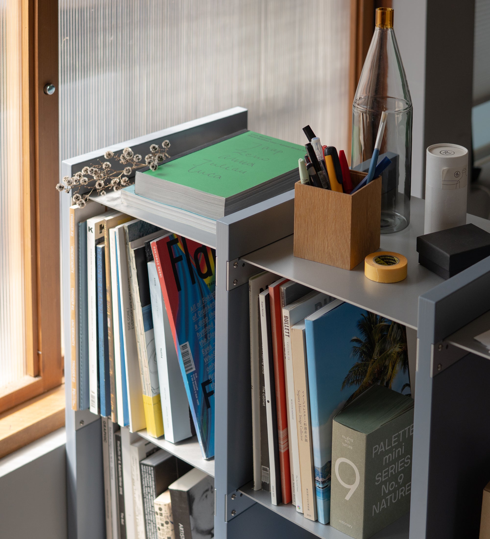 幅132.5cm × 高さ80cmのモジュラーシェルフ・可動棚｜ブルーグレー（薄いブルー）｜仕切り棚やキッチンボード、両面キャビネット、店舗什器に