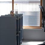 幅132.5cm × 高さ80cmのモジュラーシェルフ・可動棚｜ブルーグレー（薄いブルー）｜仕切り棚やキッチンボード、両面キャビネット、店舗什器に