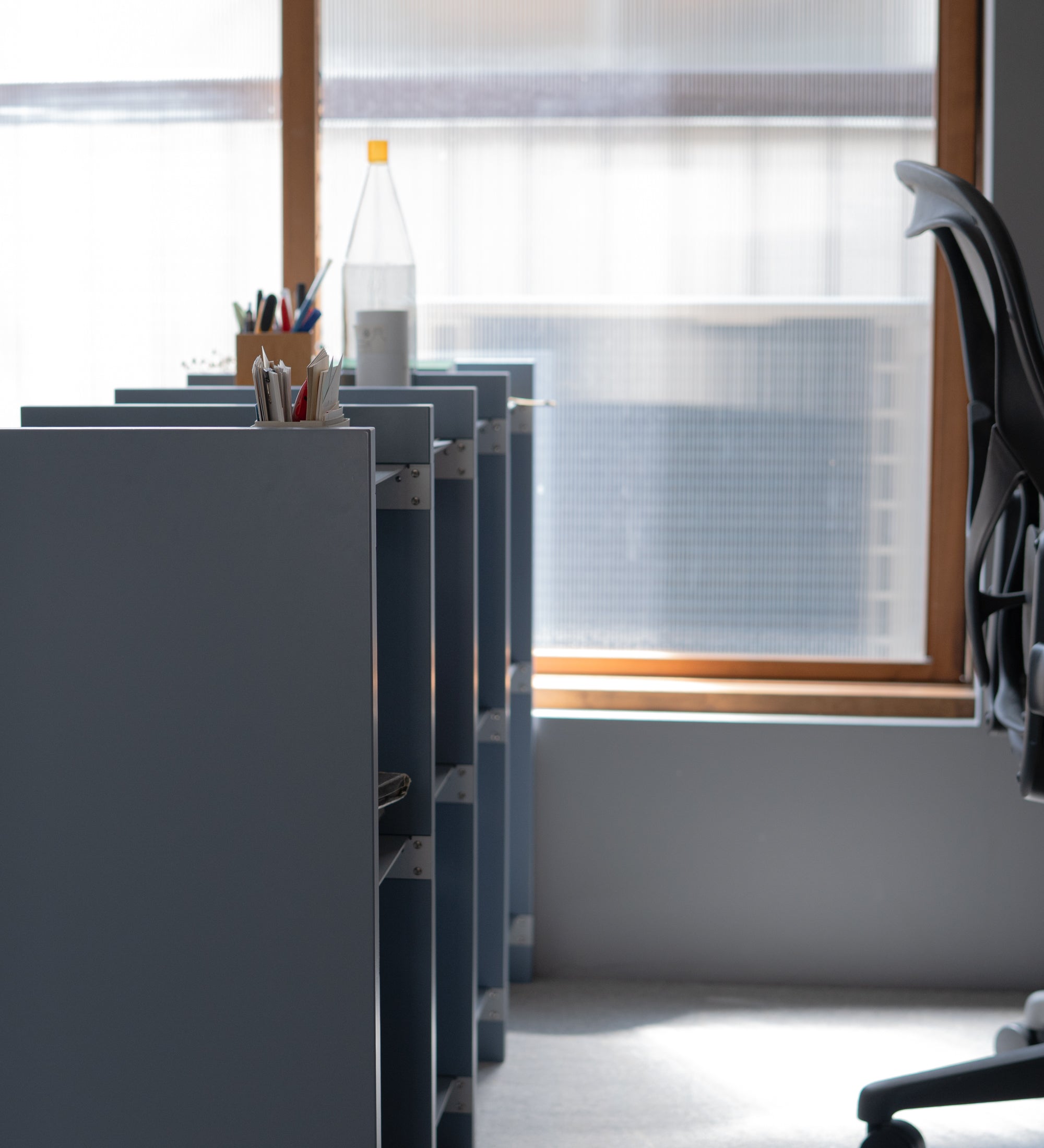 幅132.5cm × 高さ80cmのモジュラーシェルフ・可動棚｜ブルーグレー（薄いブルー）｜仕切り棚やキッチンボード、両面キャビネット、店舗什器に