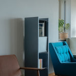 幅35cm × 高さ146.5cmのモジュラーシェルフ・可動棚｜ブルーグレー（薄いブルー）｜スリムな収納棚。飾り棚や本棚、キッチンラックとして