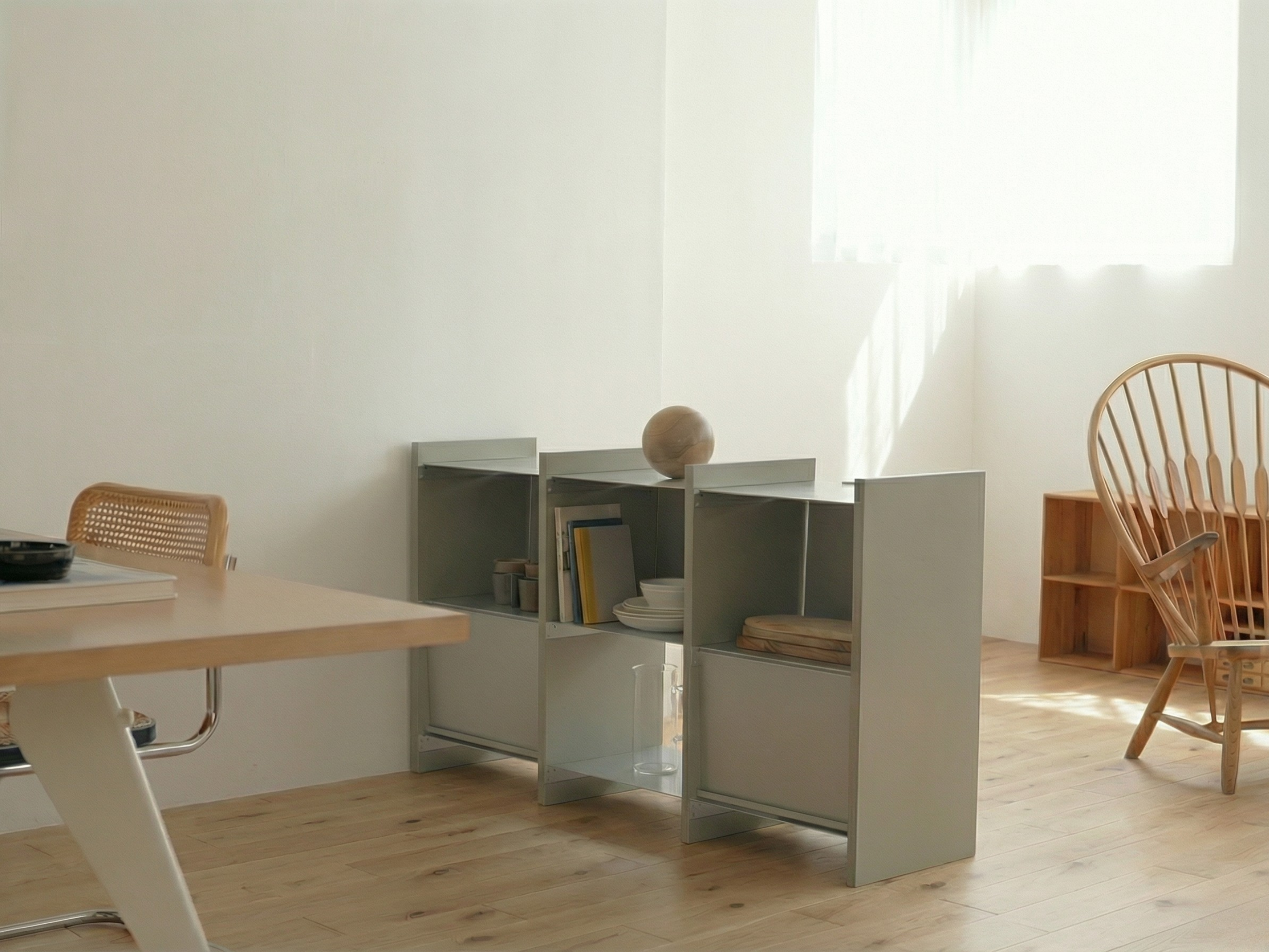 テーブルと揃う高さで、さりげなく分ける。